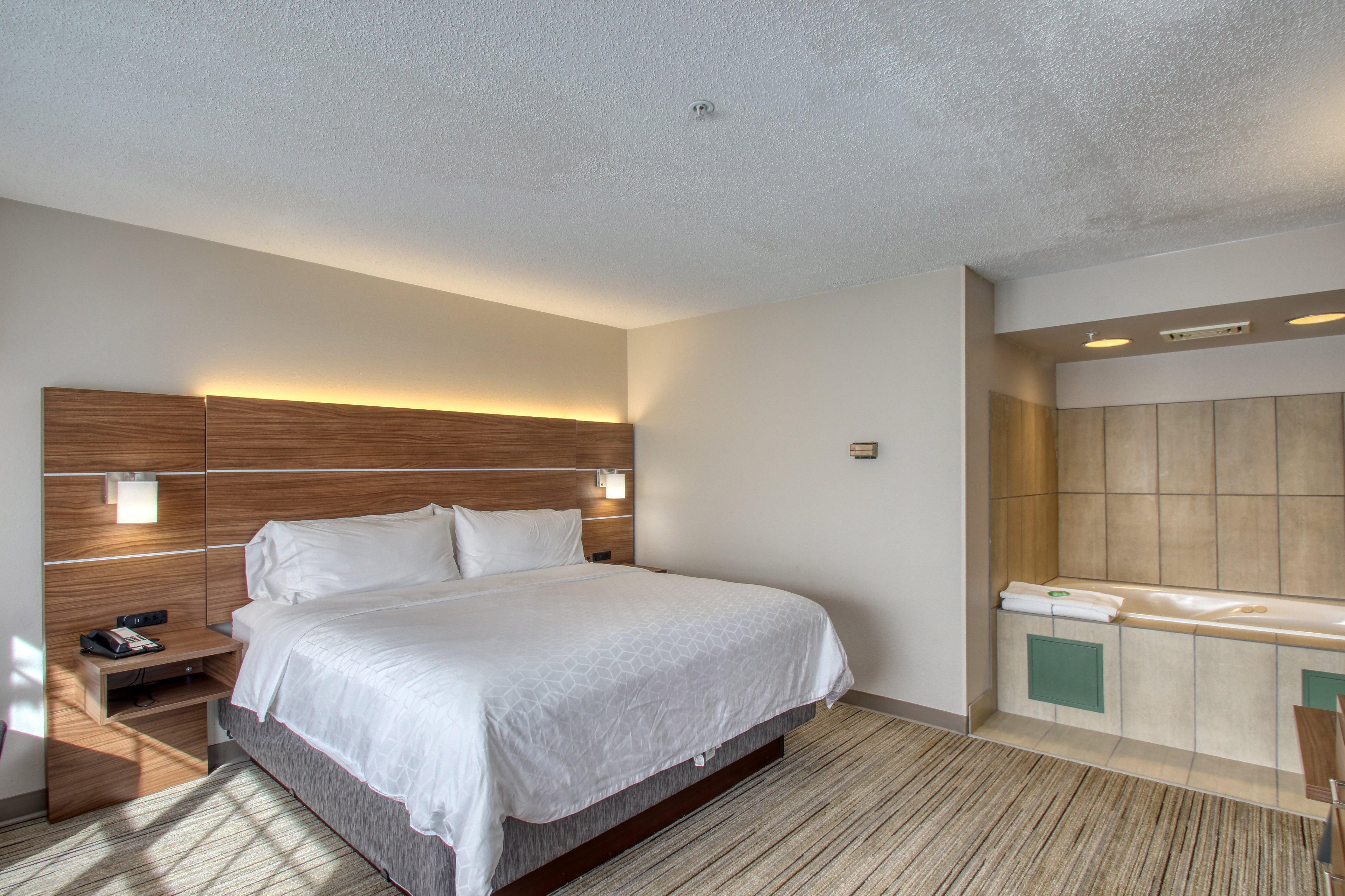 Holiday Inn Express Hotel & Suites Oshkosh - State Route 41 By Ihg Exterior foto