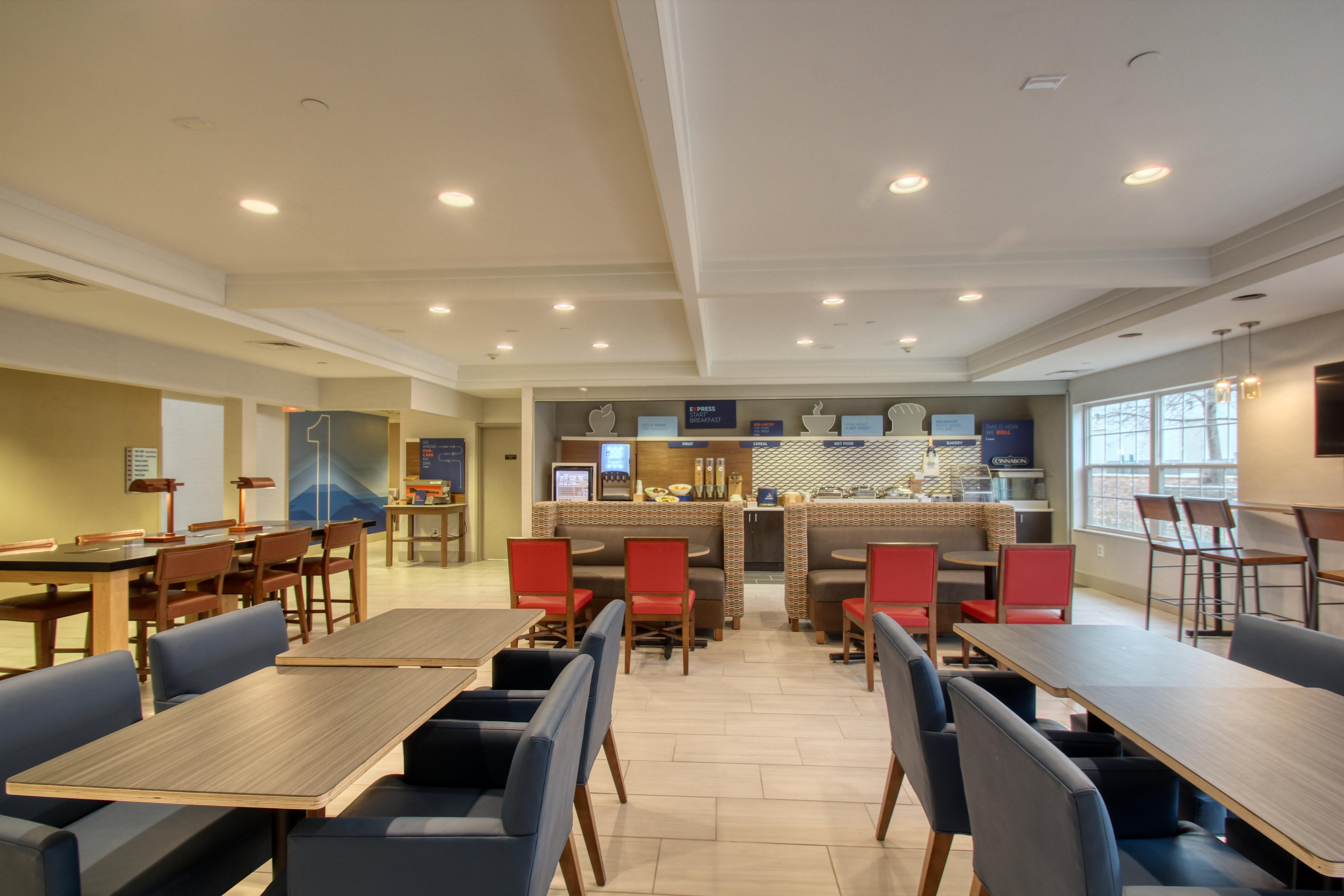 Holiday Inn Express Hotel & Suites Oshkosh - State Route 41 By Ihg Exterior foto