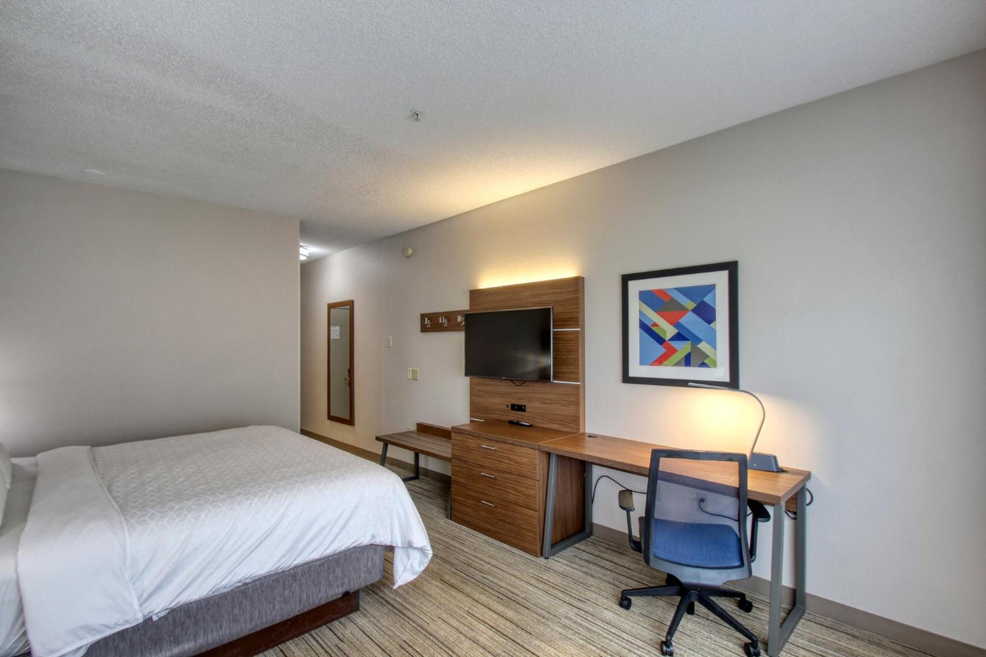 Holiday Inn Express Hotel & Suites Oshkosh - State Route 41 By Ihg Exterior foto